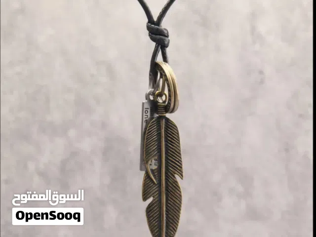 قلادة الريشة المميزة