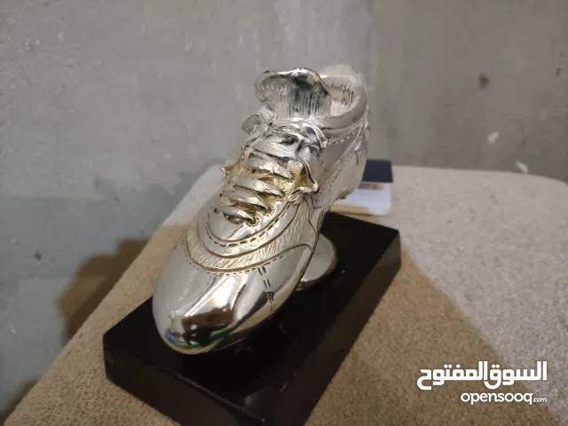 كاس على هيئه حذاء رياضى لون فضى