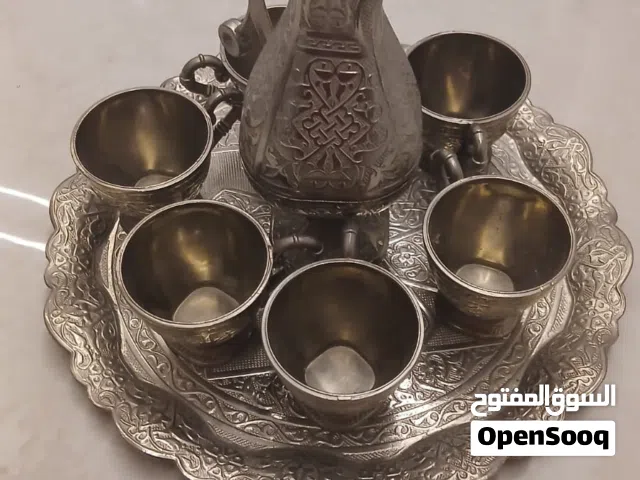 أدوات نحاس اصلي ضيوف مع أدوات مطبخ