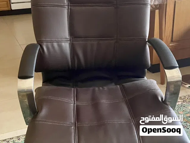 كرسي مكتب جلد مقاس كبير اللون بني شبه جديد