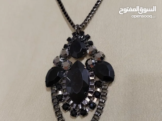 قلادة مصممة بترصيع احجار اسود
