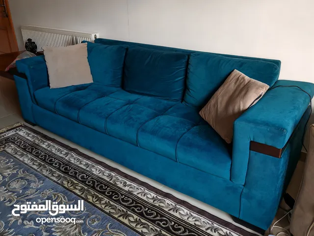 طقم كنب مستعمل للبيع بحالة جيدة بألوان مميزة