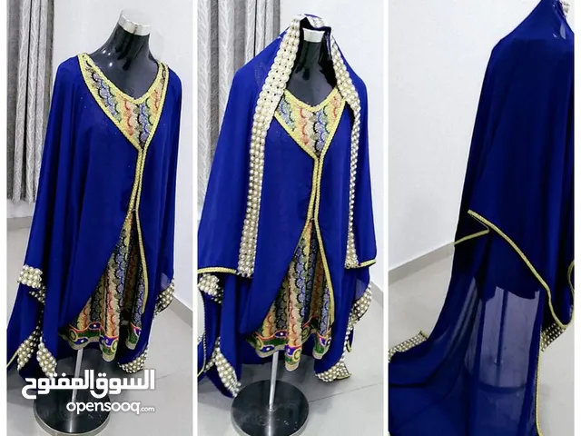 لبس عماني مطور  من تصميم المصممه سلطانه من تكون من قطعتين القطعة الداخليه شبيه البريسم و اللي فوق شي