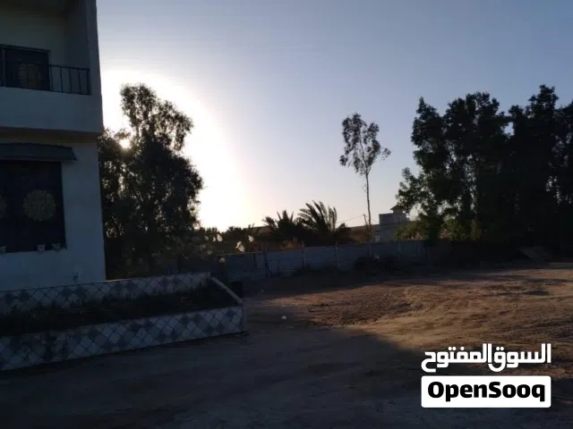 قطعة ارض 1000م مع بيت مساحته 200م