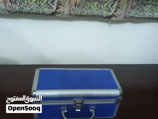 صندوق لون ازرق للمجوهرات او اكسسوارت او استخدام اي شيء بحالة ممتازة جدا جدا