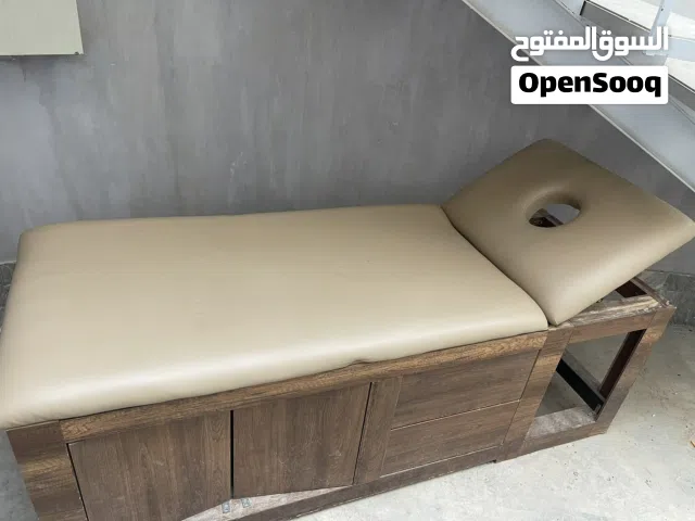 سرير مساج بحالة جيدة