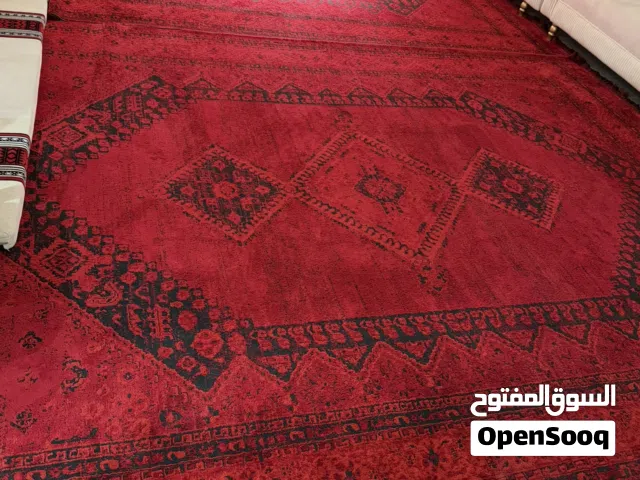للبيع مجلس عربي كامل بحالة ممتازة – سجاد أحمر كبير + قعدات أرضية + كنب