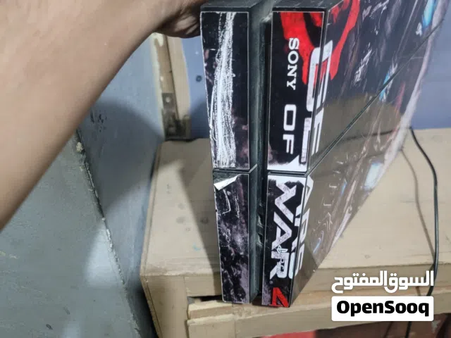 بلايستيشن فور 2 سلم  وواحد بلايستيشن فور فات مع 3 شاشات 43 بوصه مع 8 يدات