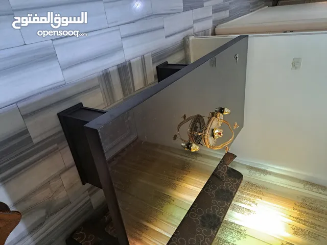 طاولة سفرة بدون كراسي عليها وجة قزاز للبيع بحالة شبة جديدة البيع بسبب الرحيل والشرا ما بقصر معو