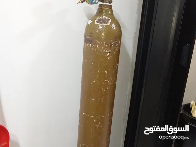جرة غاز هيليوم للبيع فيها فوق النص مع الساعة