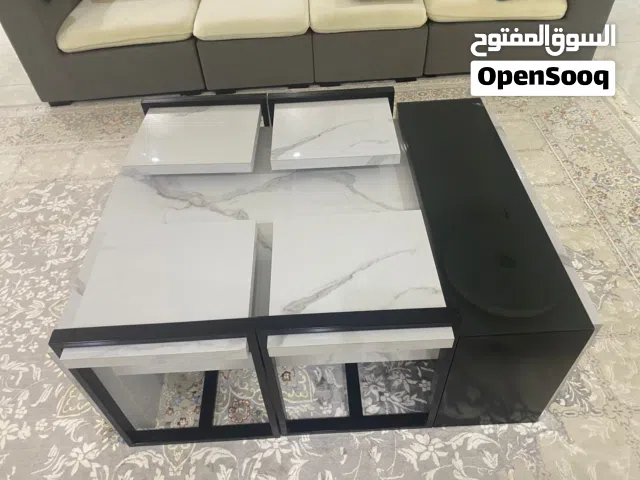 طاولة تقديم كبيرة الحجم بديل الرخام مع زجاج + 4 طاولات.. استخدام فترة بسيطة بحالة ممتازة
