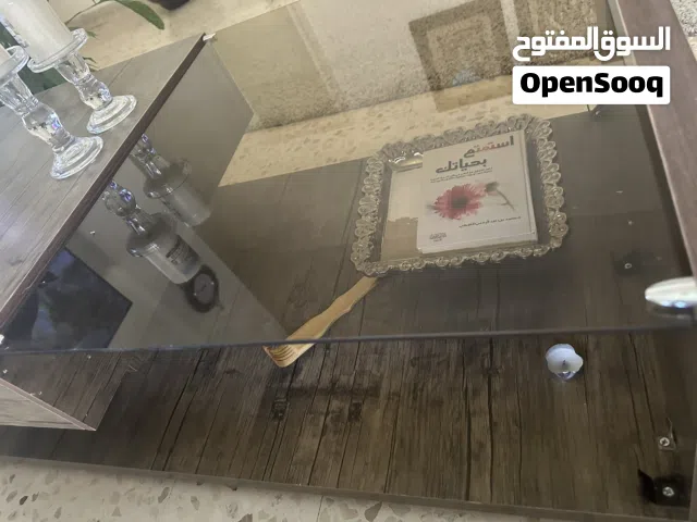 طاوله وصط سوكرين مع خشب