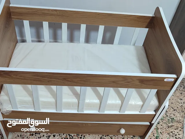 سرير اطفال للبيع بفرشه قاعده اجديده