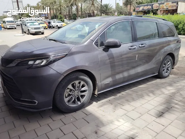 تويوتا سينا هايبرد Xle بيع او مراوس حسب القناعةتويوتا سيننا 2022 هايبرد XLE لون فيلي