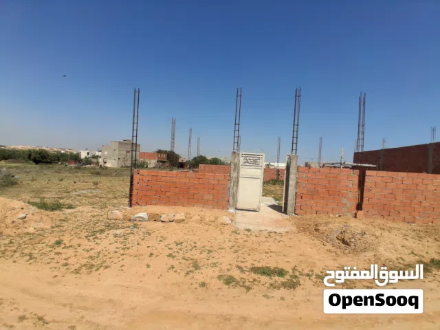 أرض للبيع القلعة الصغرى طريق النقر بها الماء والكهرباء