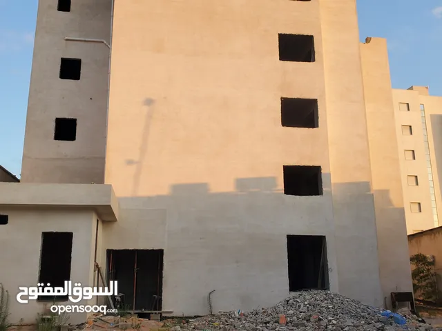 مبني خدمي من خمس طوابق وبدروم على مساحه 2000 متر للايجار سنوي موقعه تاني قطعه خلف معارض 11يوليو