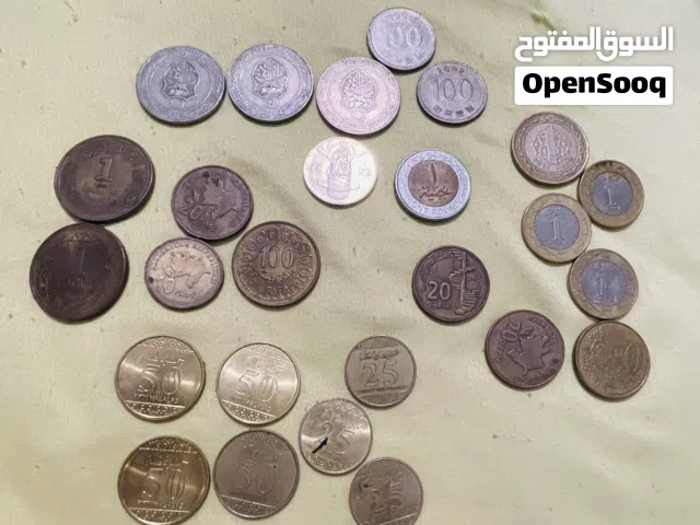 عملات معدنية مختلفة