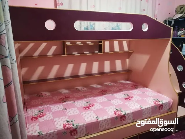 تخت/سرير طابقين مفصل تفصيل ملبس فورامايكا كامل فيه رفوفو و جوارير خشب ثقيل التخت شبه جديد...........