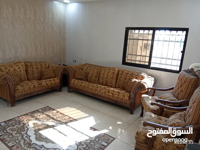 كنب خشب صالون وغرف ضيوف بحاله جيده وممتازه خشب قوي واسفنج صالح وفعال ولا يحتاج إلى تغير