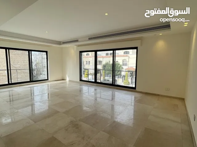 شقة فاخرة في اجمل مناطق عبدون طابق اول مساحة 220م بسعر مميز