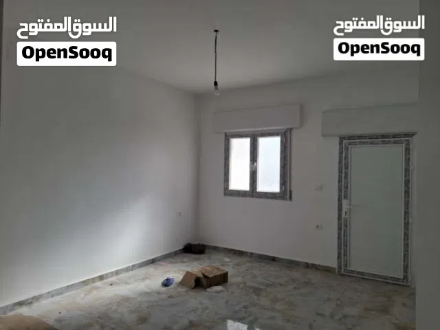 شقة للايجار تشطيب حديث فى عين زارة بالقرب من النادى الدبلوماسي