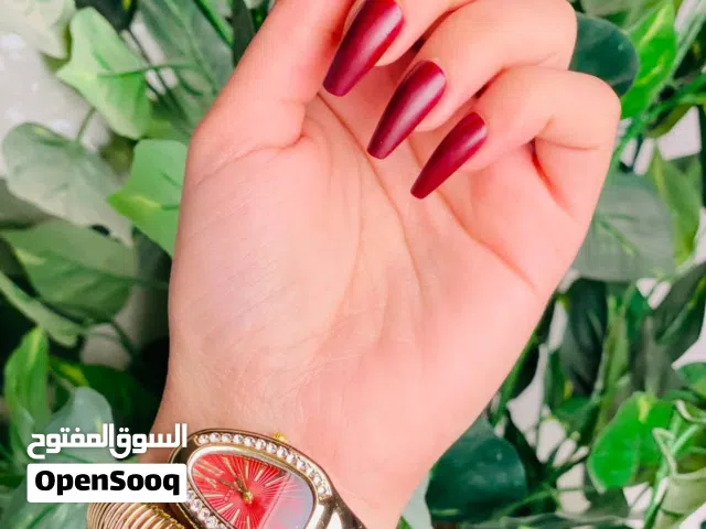 ساعة سيربنتي (الافعى) بتصميم يخطف الأنظار، تجمع بين رقي الذهب وجمال اللون الأخضر الملكي.