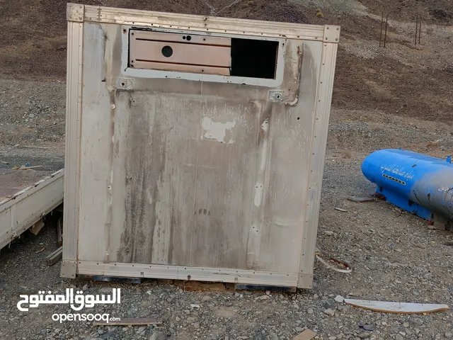 براد نظيف وممتاز مع المكينة لميتسوبيشي 3.5 طن جاهز للإستخدام