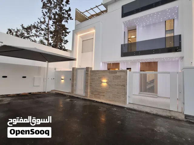 فيلا دورين مفصولات وملحق للبيع - عين زارة - الحمودات - قرب مسجد الحمودات - موقع ممتاز