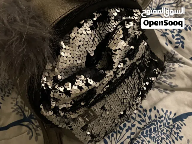 شنط نسائية وتوت باق وللاطفال شبه جديدة