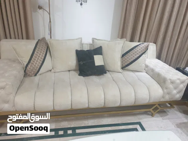 طقم ضيوف مع طاولة سفرة