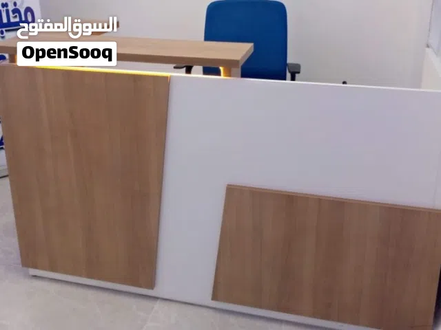 مكتب استقبال عسلي اللون خشب نوع النظيف شبه مستعمل