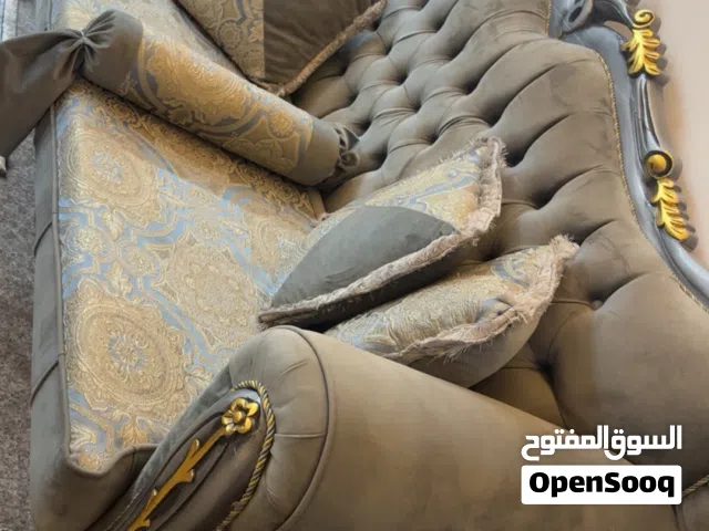 تخم قنفات للبيع 10 مقاعد 2 كبير و4 مفرد مع طبله وسطية لون رصاصي ايضاً جديد استعمال قليل جداً