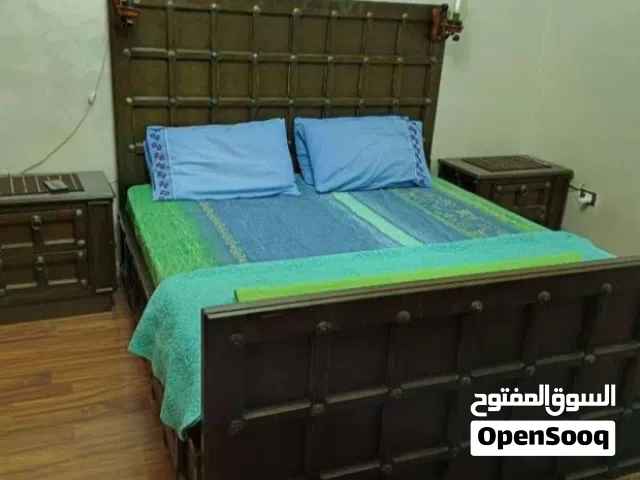 سرير مجوز مع 2 كومودينة خشب صولد وفرشة ريتشموند