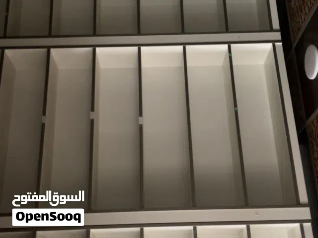 اثاث صيدلية جديد جدا وكبير