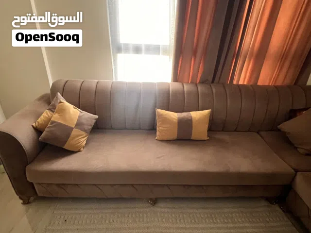 طقم جلوس مع طاولات و ستار للبيع