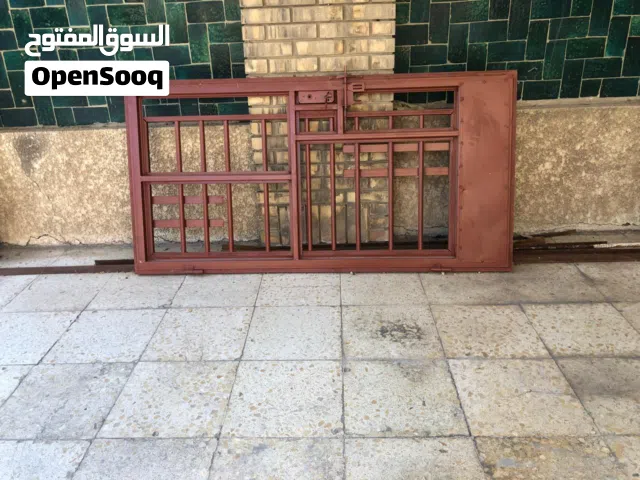 باب حديد خارجي جديد تصميم قوي مزود بقفل (كالون) ومزلاج، مثالي للمنازل والملاحق والمزارع