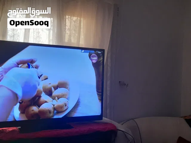 تلفزيون كبير جدا نظيف لا يشتكي من اي شيء
