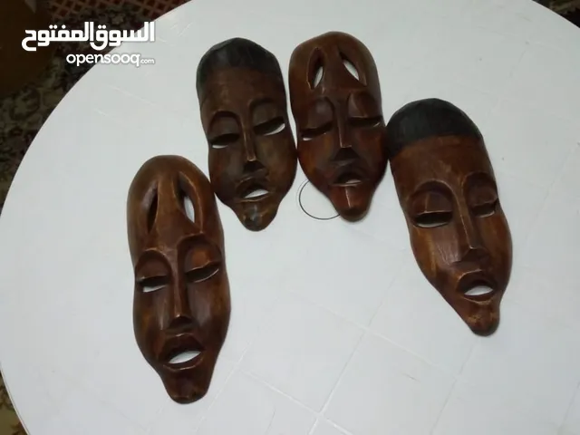 اربعه وجوه من جنوب افريقيا صناعه يدويه اثنين رجال واثنين سيدات حرفيه متناهيه خشب قيم يعبر عن الثقافه