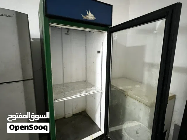 ثلاجة زجاجية كبيرة نظيفة