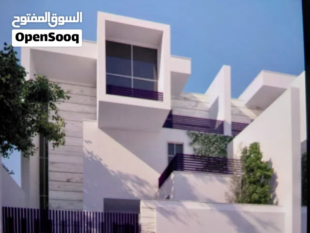 فيلا فخمة و راقية تلات طوابق مع حوض سباحة نص تشطيب