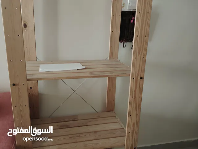 رف خشبي من ثلاث طبقات