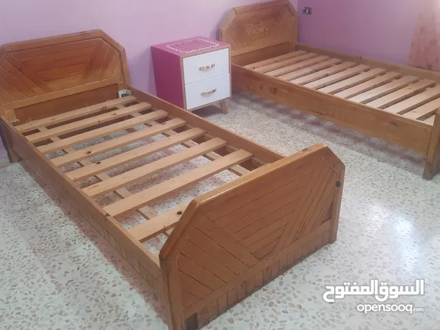 تخت مفرد عدد 2 مع كومدينة لبيع