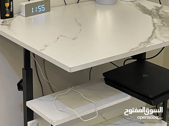 مكتب بيرفع و بينزل قابل للتعديل و بنزل طول 80 وعمقو 60 مستعمل 5 شهور