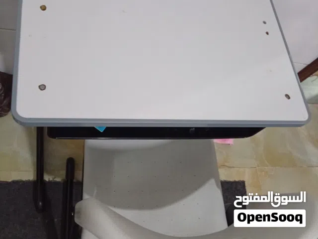طاولة وكرسي