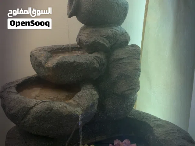 شلال ماء على شكل حجر