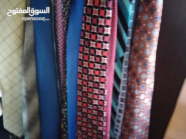 مجموعة كبيرة من ربطات العنق بحالة جيدة . البعض غير مستعمل. اكثر من 60 قطعة.