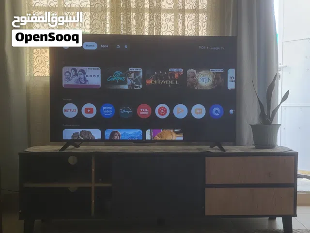 شاشة TCL LED 50 بوصة مع طاولة عصرية للبيع المستعجل