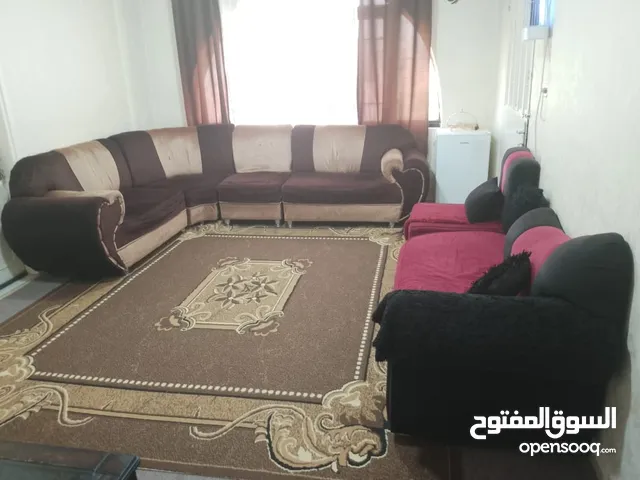 طقم كنب كورنر مع مجوزة ومفردة اضافية بحالة جيدة للبيع المستعجل