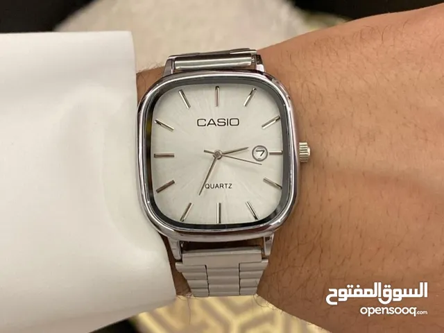 ساعات كاسيو الترند العالمي توفرت ارتقِ بأناقتك مع ساعة كاسيو الكلاسيكية   تصميم مربع أنيق بألوان عدي