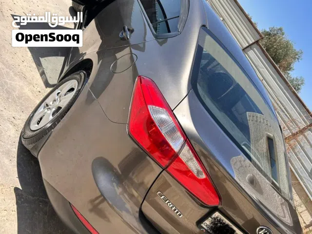 2015 كيا سيراتو Standard